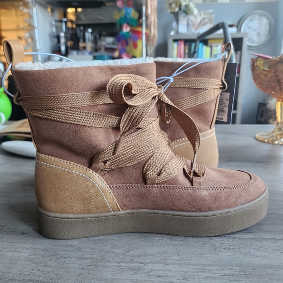 Universal Threads Insulated Boot - Picture 3 of 6